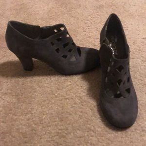 Aerosoles heelrest suede gray heels